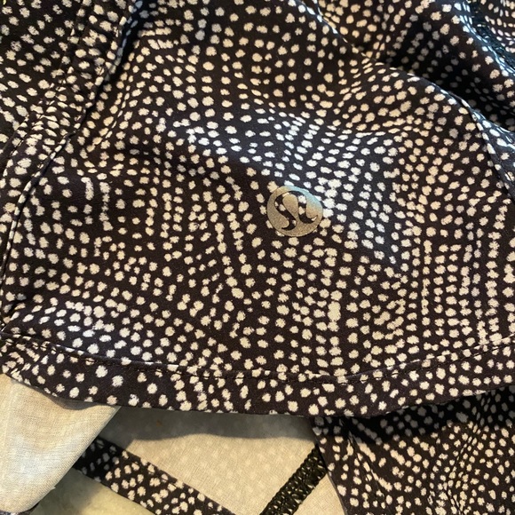 Lululemon Tracker Shorts size 4 - Picture 2 of 3